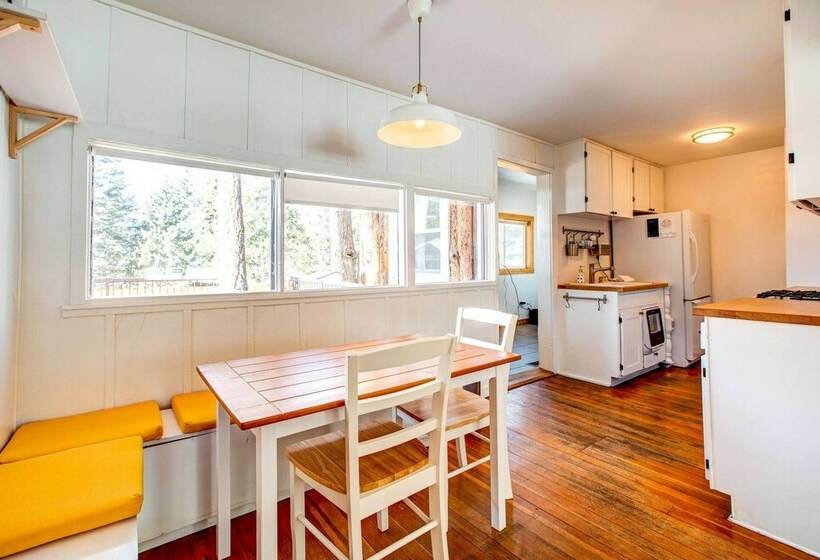 Charming Cabin W/ Hot Tub, Walk To Main St!