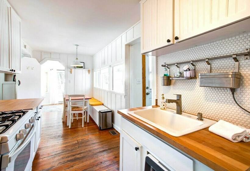 Charming Cabin W/ Hot Tub, Walk To Main St!