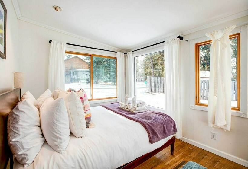 Charming Cabin W/ Hot Tub, Walk To Main St!