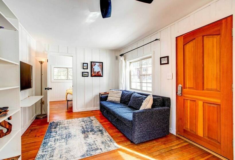 Charming Cabin W/ Hot Tub, Walk To Main St!