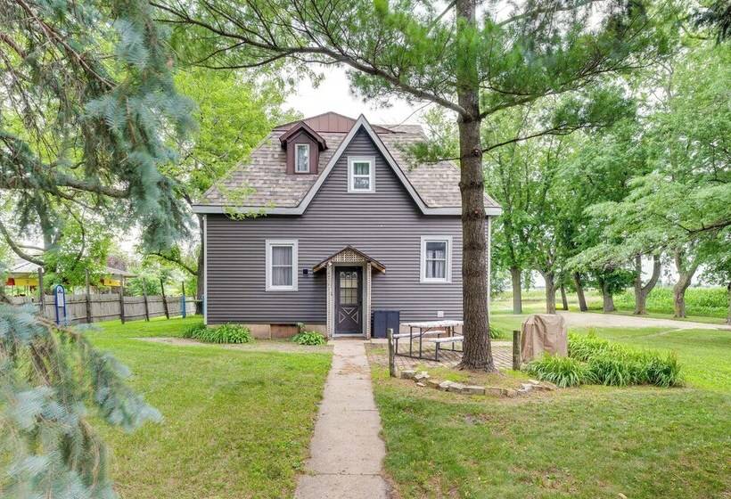 Charming Eagle Grove Farmhouse W/ Patio!