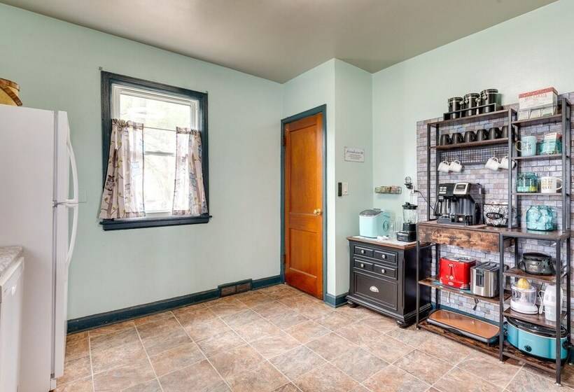 Charming Eagle Grove Farmhouse W/ Patio!