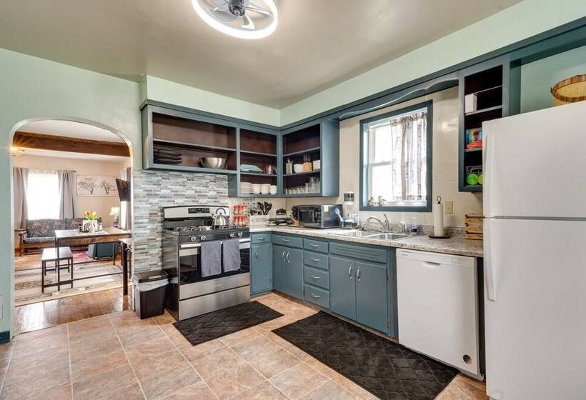 Charming Eagle Grove Farmhouse W/ Patio!