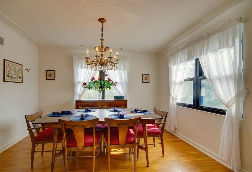 Charming Jefferson City Home: 2 Mi To Downtown!