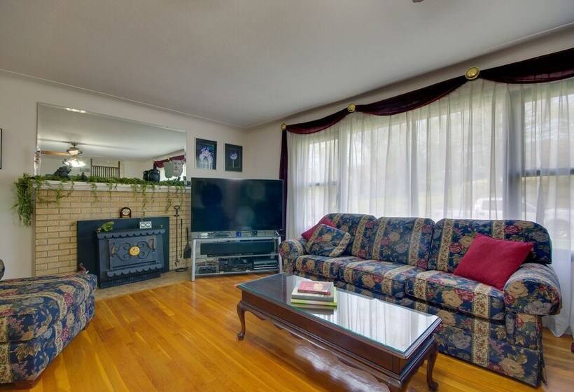 Charming Jefferson City Home: 2 Mi To Downtown!