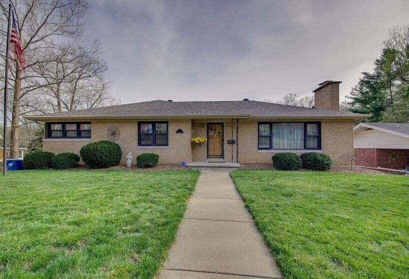 Charming Jefferson City Home: 2 Mi To Downtown!
