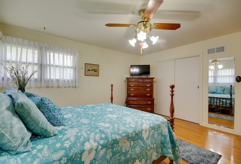 Charming Jefferson City Home: 2 Mi To Downtown!