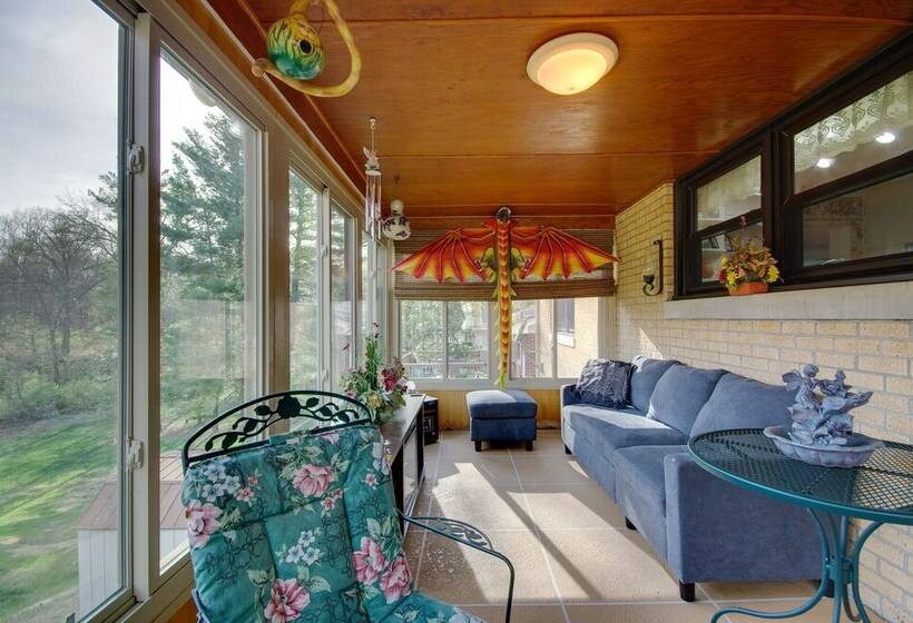 Charming Jefferson City Home: 2 Mi To Downtown!