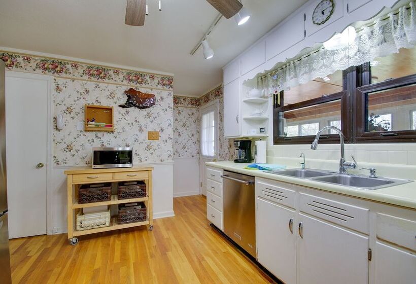 Charming Jefferson City Home: 2 Mi To Downtown!