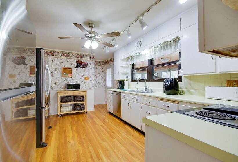 Charming Jefferson City Home: 2 Mi To Downtown!