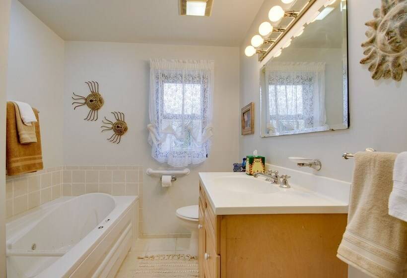 Charming Jefferson City Home: 2 Mi To Downtown!