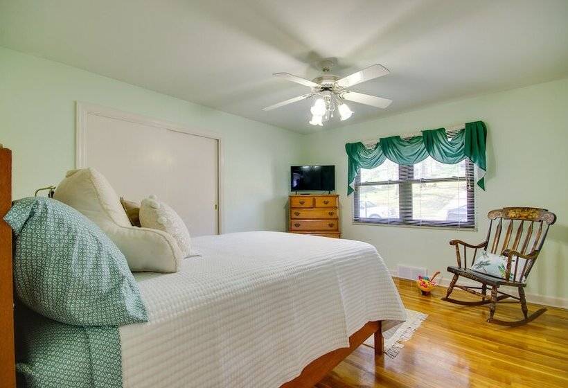 Charming Jefferson City Home: 2 Mi To Downtown!