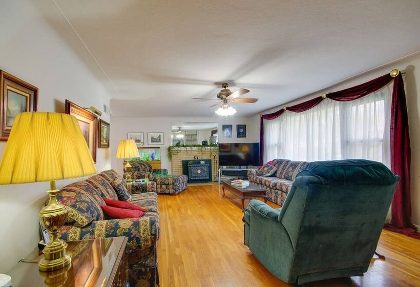 Charming Jefferson City Home: 2 Mi To Downtown!