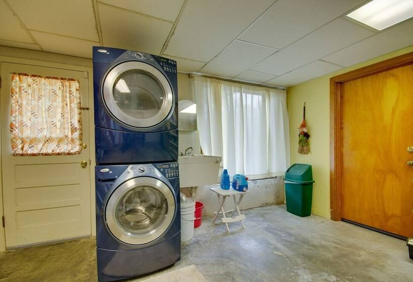 Charming Jefferson City Home: 2 Mi To Downtown!