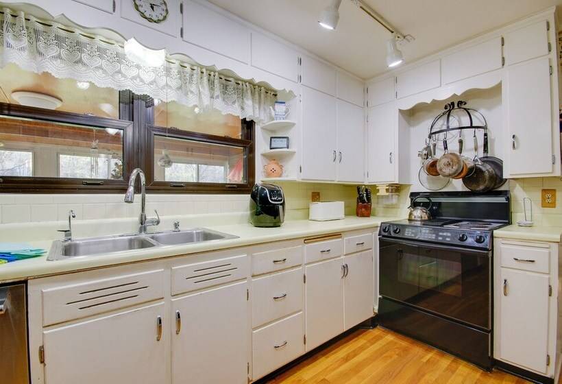 Charming Jefferson City Home: 2 Mi To Downtown!