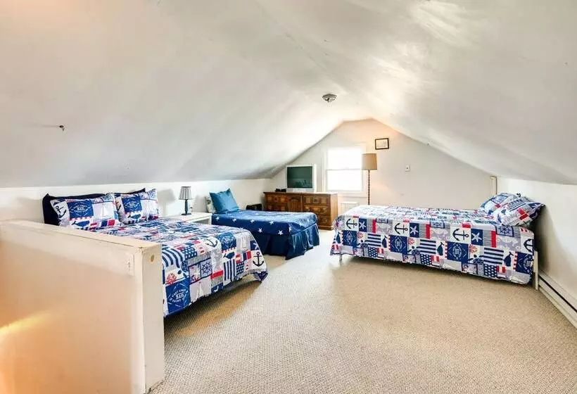 Charming Niantic Vacation Rental: Walk To Beach!