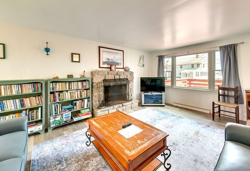 Charming Niantic Vacation Rental: Walk To Beach!