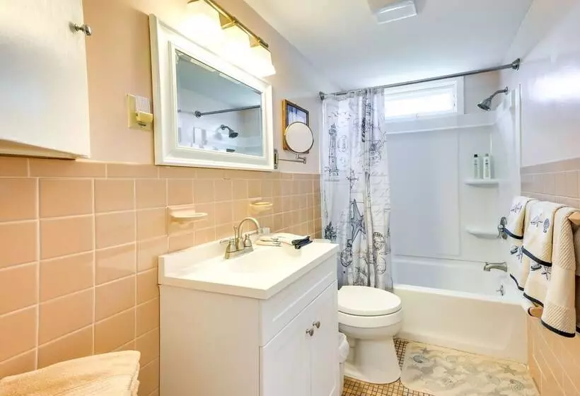 Charming Niantic Vacation Rental: Walk To Beach!