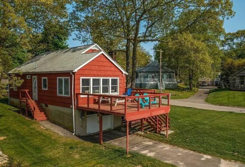 Charming Niantic Vacation Rental: Walk To Beach!