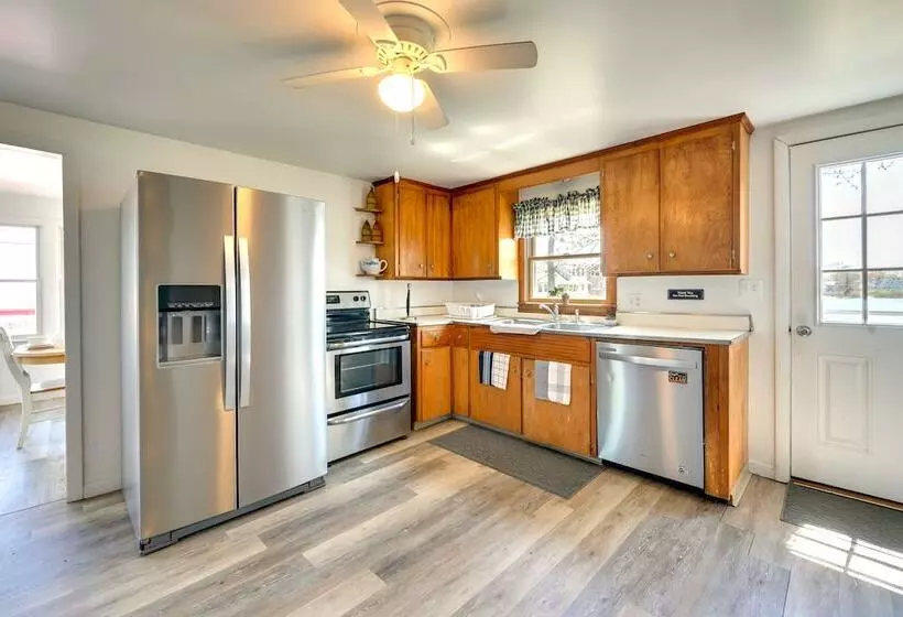 Charming Niantic Vacation Rental: Walk To Beach!