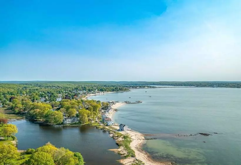 Charming Niantic Vacation Rental: Walk To Beach!