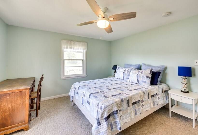 Charming Niantic Vacation Rental: Walk To Beach!