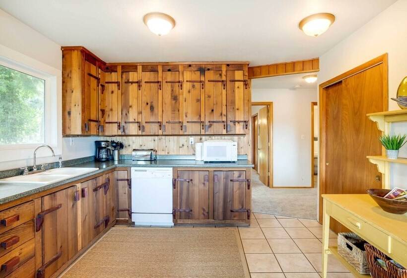 Charming Warrenton Cottage W/ Deck < 1 Mi To Beach