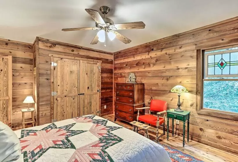 Cozy Brasstown Cabin: Deck, Grill + Kayaks!