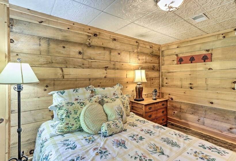 Cozy Brasstown Cabin: Deck, Grill + Kayaks!