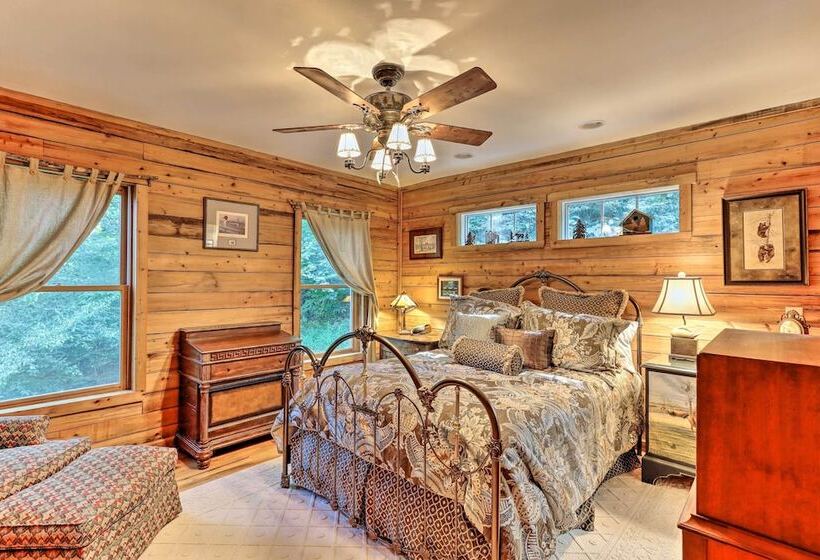 Cozy Brasstown Cabin: Deck, Grill + Kayaks!