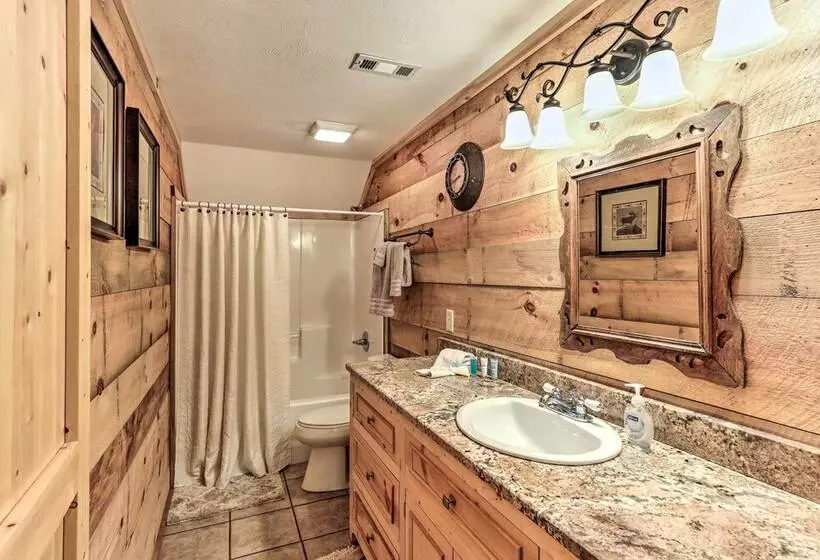 Cozy Brasstown Cabin: Deck, Grill + Kayaks!