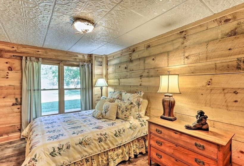 Cozy Brasstown Cabin: Deck, Grill + Kayaks!