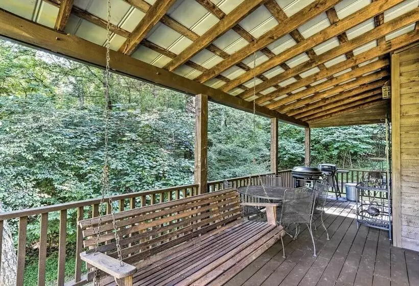 Cozy Brasstown Cabin: Deck, Grill + Kayaks!