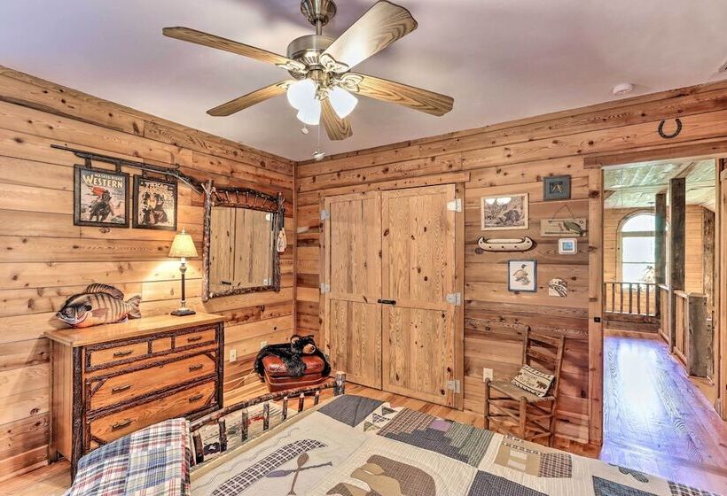 Cozy Brasstown Cabin: Deck, Grill + Kayaks!