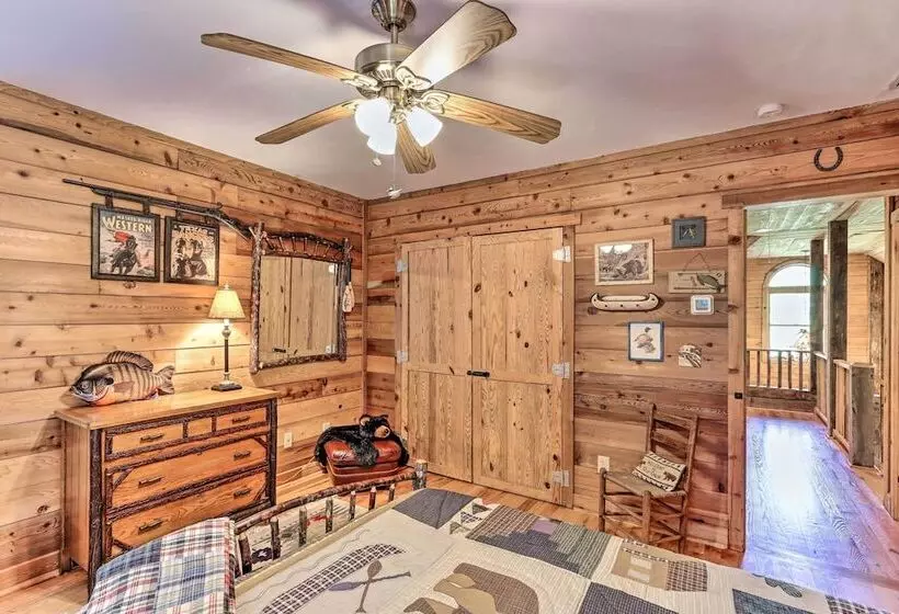 Cozy Brasstown Cabin: Deck, Grill + Kayaks!
