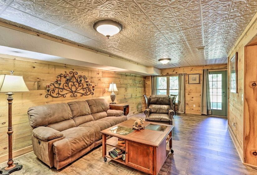 Cozy Brasstown Cabin: Deck, Grill + Kayaks!