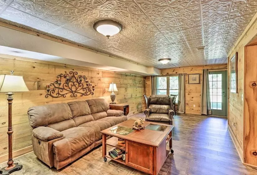Cozy Brasstown Cabin: Deck, Grill + Kayaks!