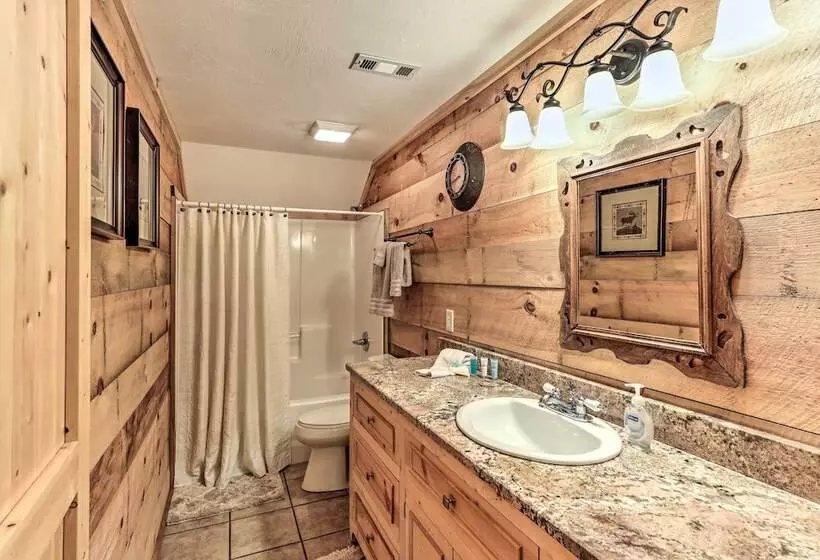 Cozy Brasstown Cabin: Deck, Grill + Kayaks!