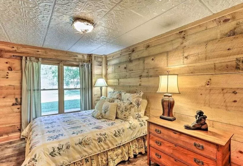 Cozy Brasstown Cabin: Deck, Grill + Kayaks!