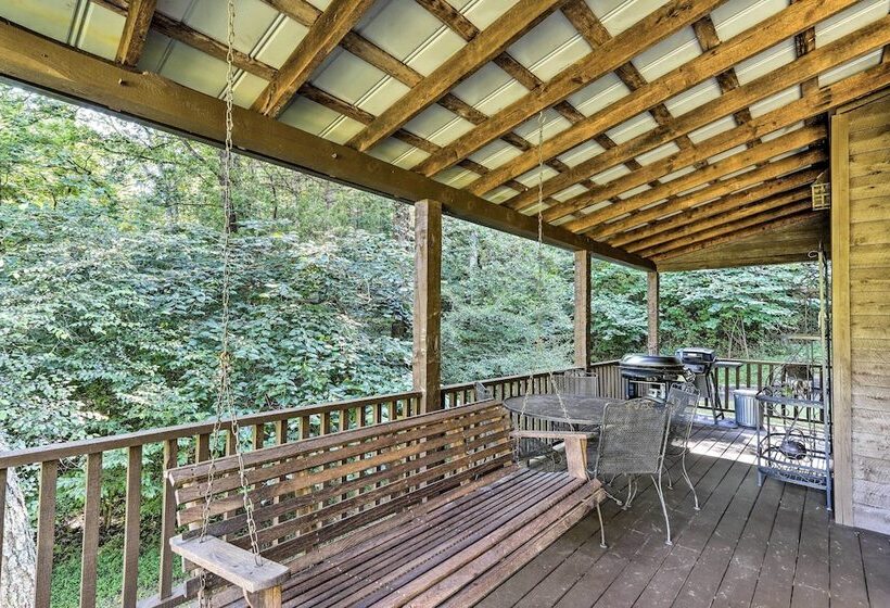 Cozy Brasstown Cabin: Deck, Grill + Kayaks!