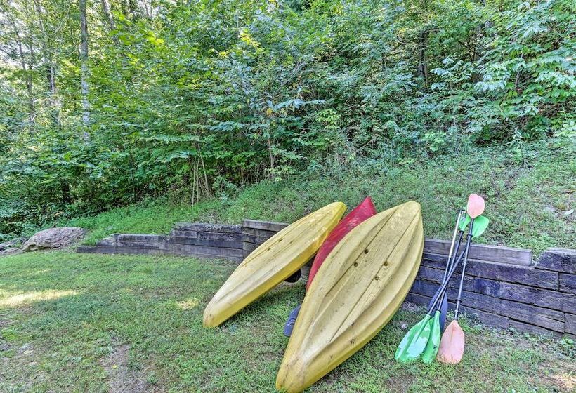 Cozy Brasstown Cabin: Deck, Grill + Kayaks!