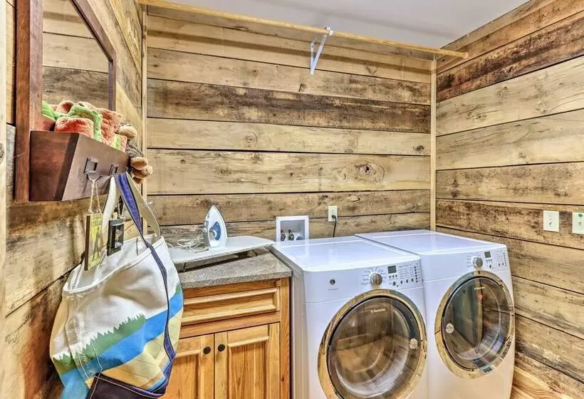 Cozy Brasstown Cabin: Deck, Grill + Kayaks!