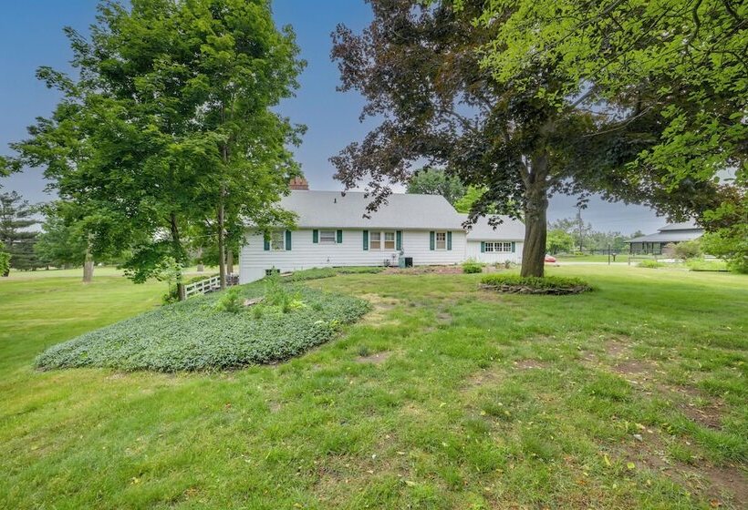 Cozy Hillsdale Home ~ 1 Mi To Baw Beese Lake!