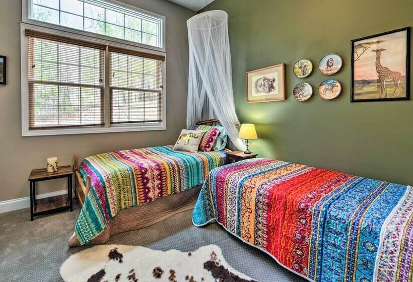 Cozy Home W/ Fire Pit, Near Great Smoky Mountains!