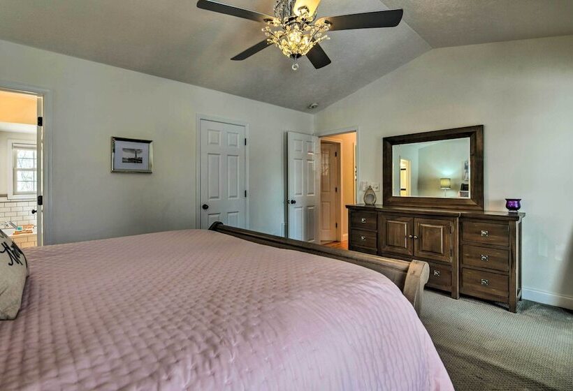 Cozy Home W/ Fire Pit, Near Great Smoky Mountains!