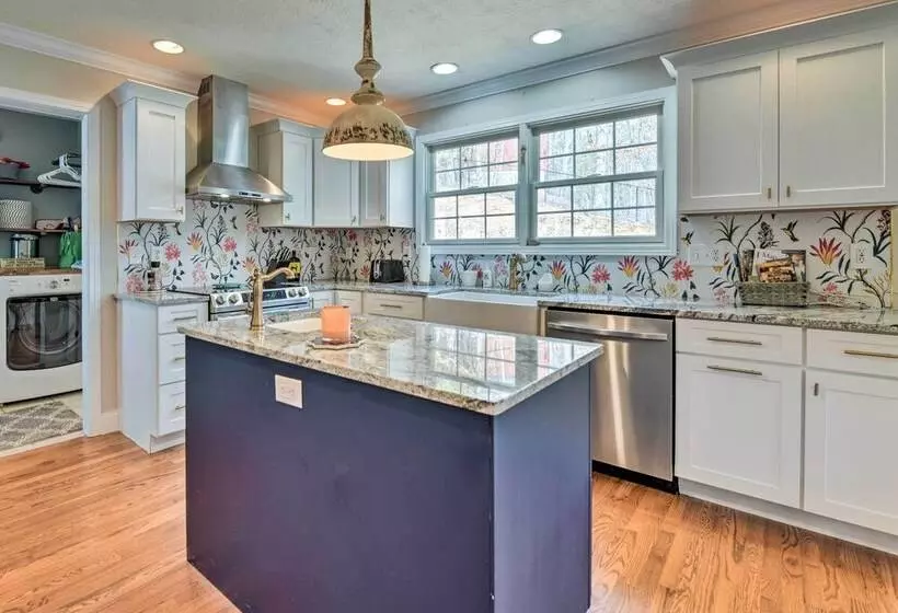 Cozy Home W/ Fire Pit, Near Great Smoky Mountains!