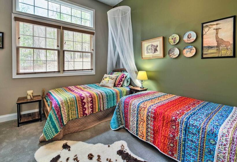 Cozy Home W/ Fire Pit, Near Great Smoky Mountains!