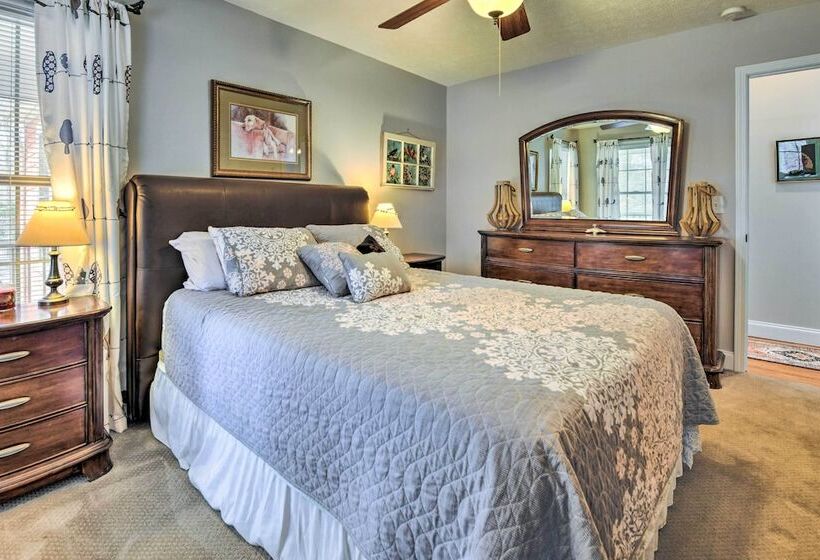 Cozy Home W/ Fire Pit, Near Great Smoky Mountains!