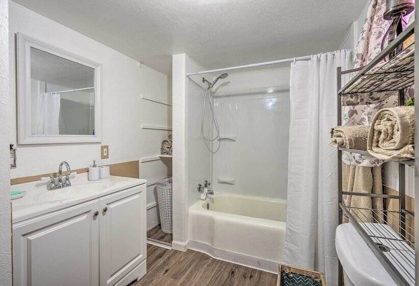 Cozy Home W/ Patio In The Heart Of Cañon City!