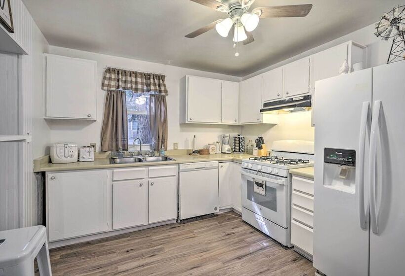 Cozy Home W/ Patio In The Heart Of Cañon City!